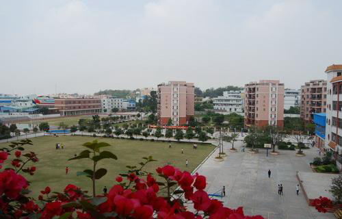 柳州市经济贸易中等职业技术学校标志